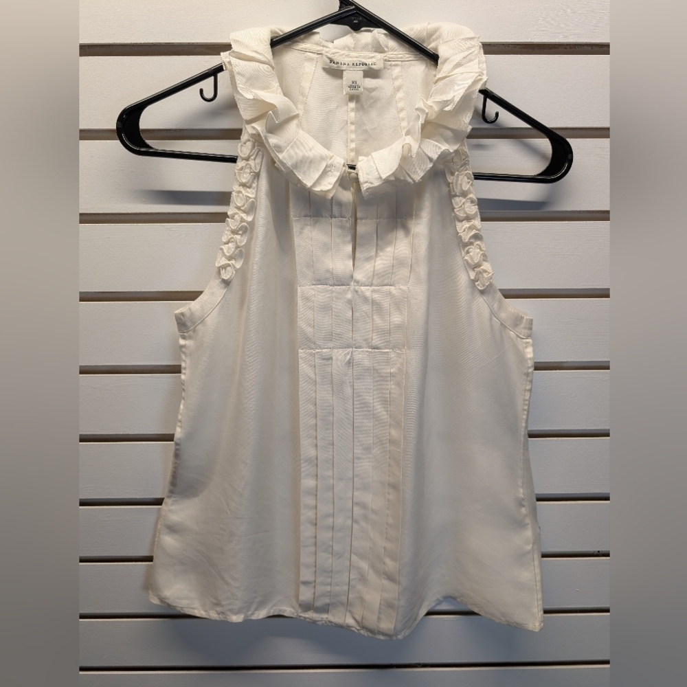 Banana Republic 100% Silk Cream Sleeveless Ruffle Neck Top Size XS EUC